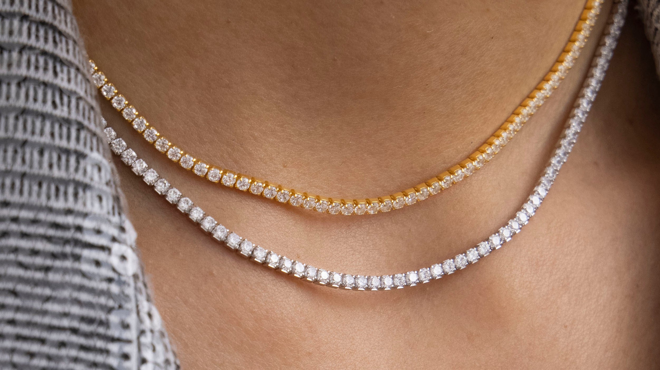 Regalos para invitadas de boda: qué joyería llevar sin robarle protagonismo a la novia
