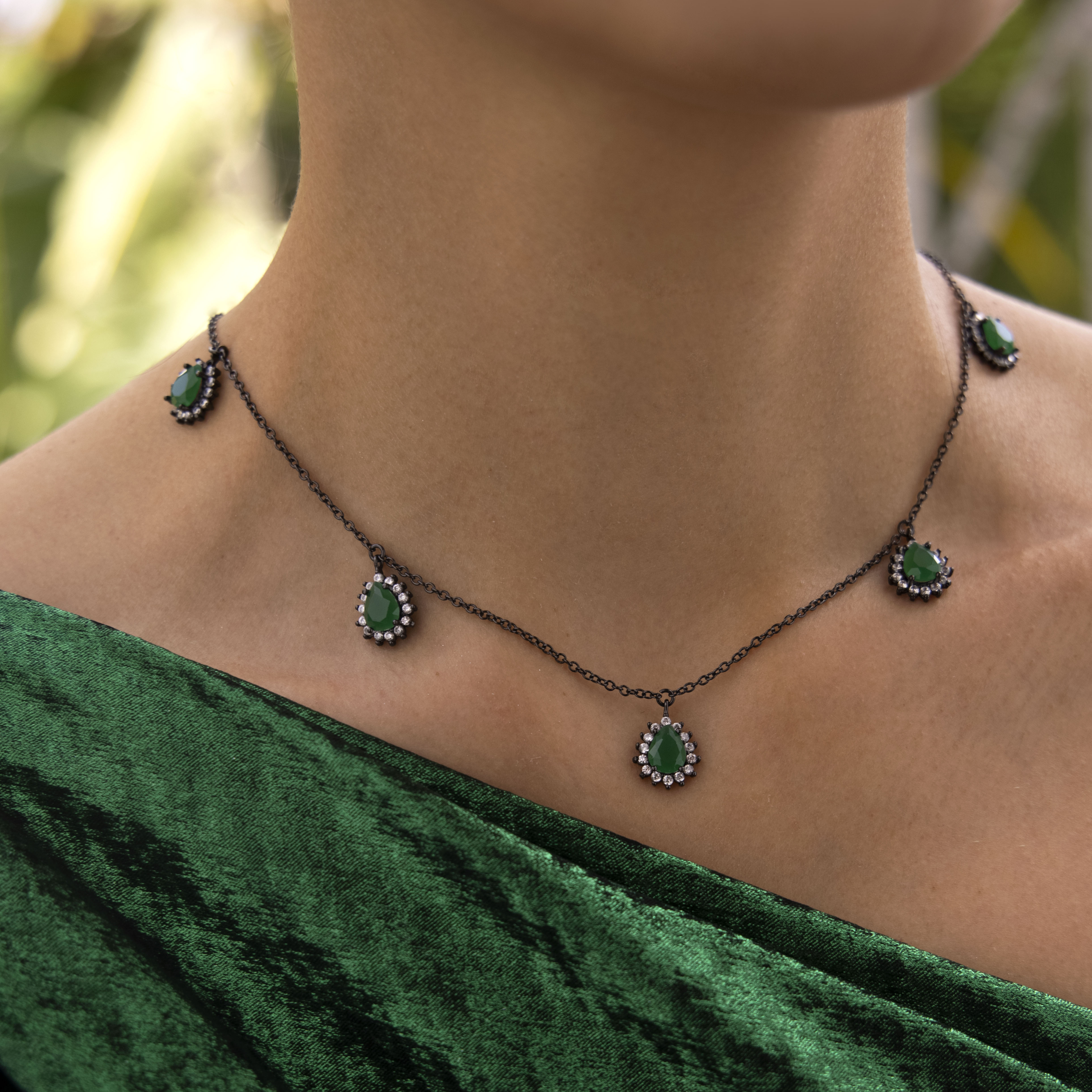 Collar con colgantes de gotas en verde, chapa de rodio - Lavanda, detalle