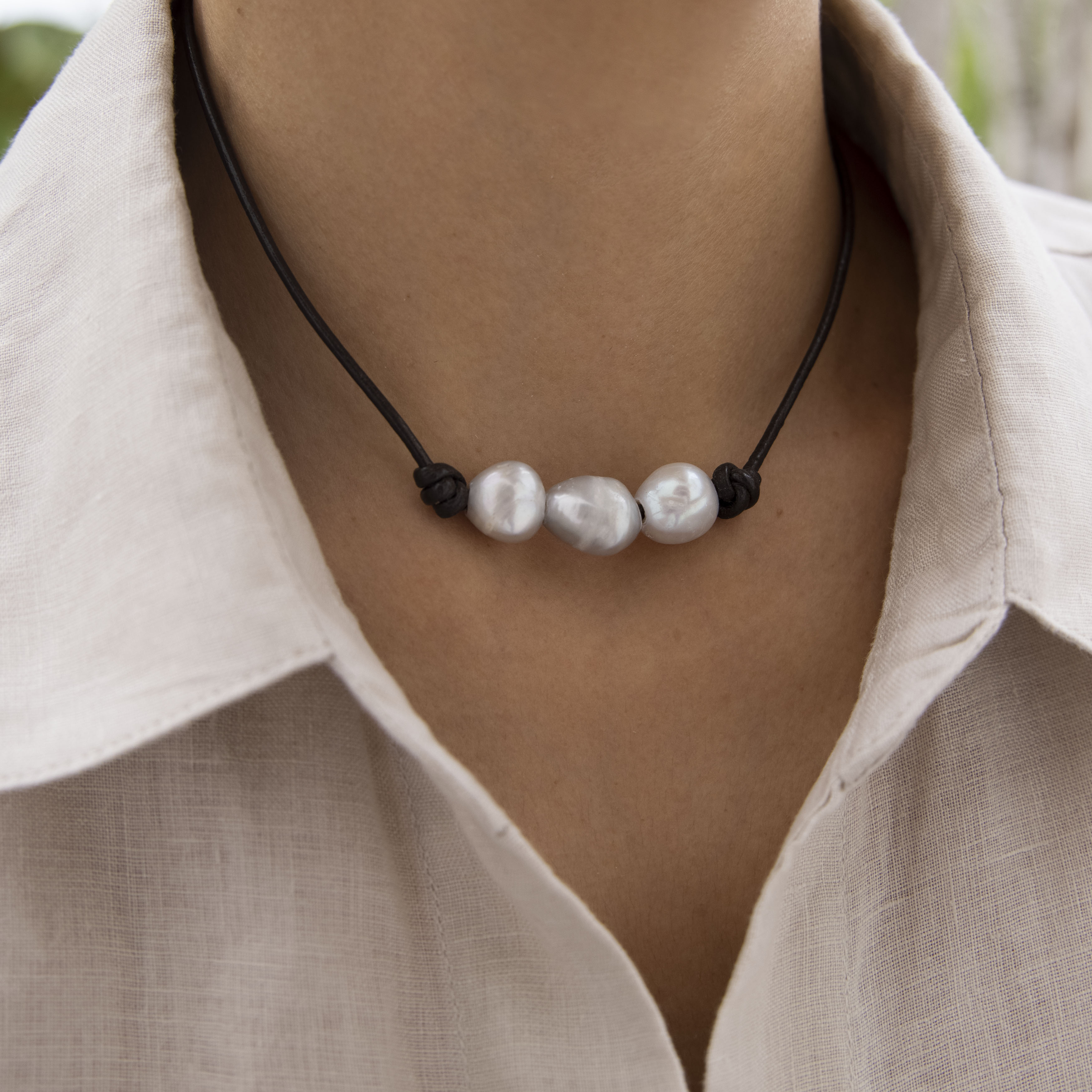 Collar de piel corto con tres perlas en blanco, piel - Lavanda, detalle