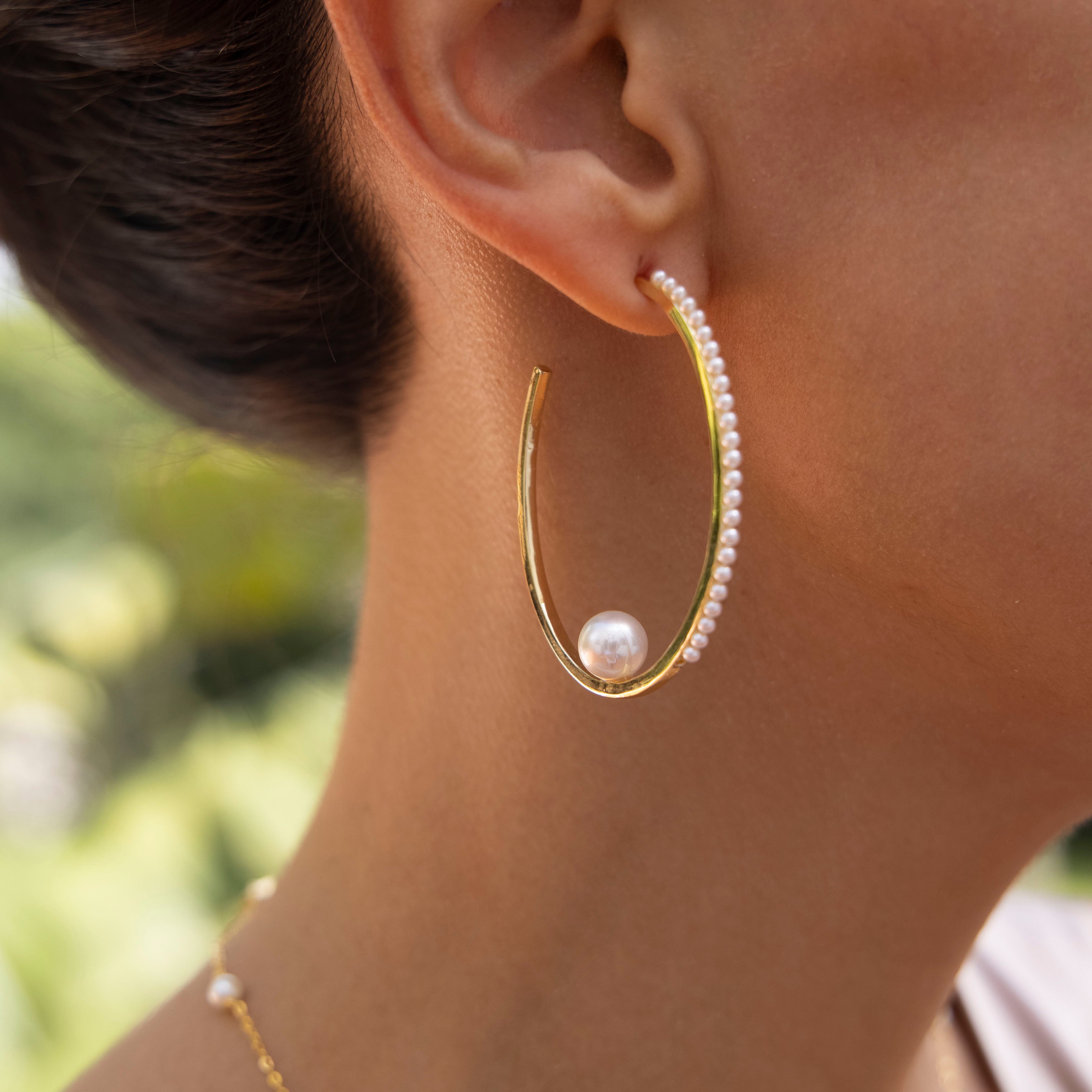 Arracadas abiertas y perla dorada, chapa de oro 14k - Lavanda, detalle
