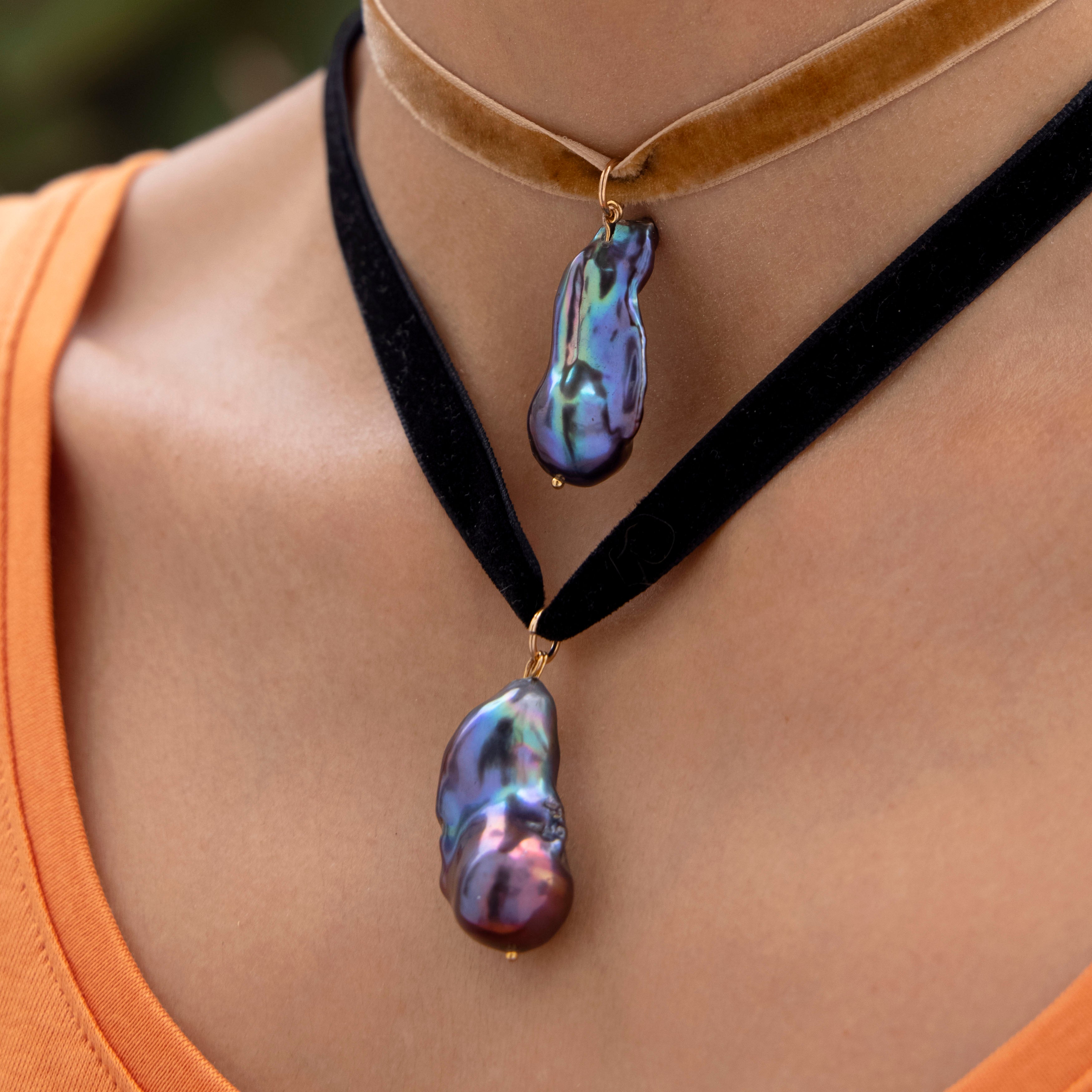 Collar listón con perla barroca en gris, perlas naturales - Lavanda, detalle
